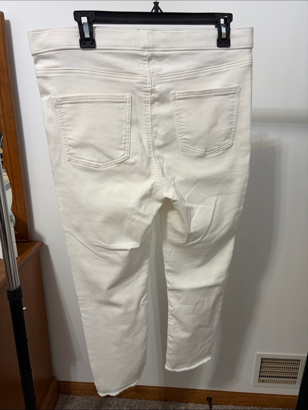 Simply Vera Vera Wang White Straight Leg jegging Jeans with raw hem - Picture 2 of 4